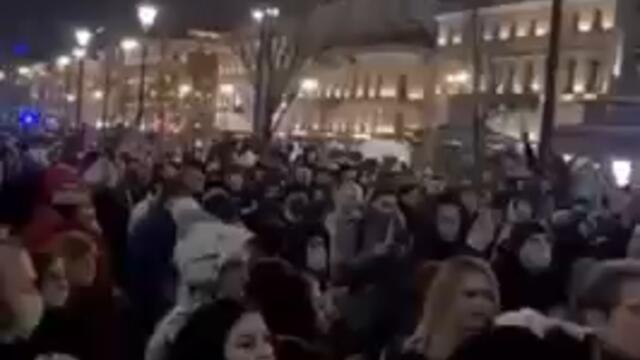 Арестуваха над 2000 души в Русия за протест срещу войната в Украйна