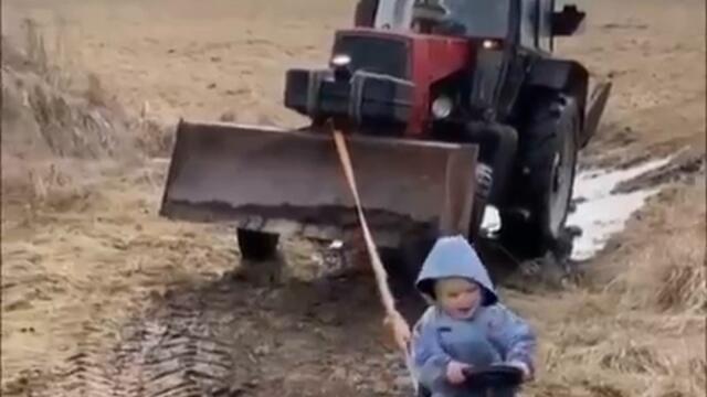 Малкият тракторист вади татко от калта