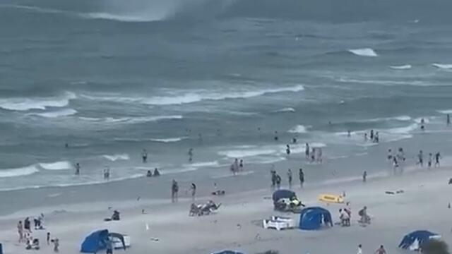Footage captures waterspout ripping through crowded beach - Ню Йорк е под вода 30.09.2023 г.