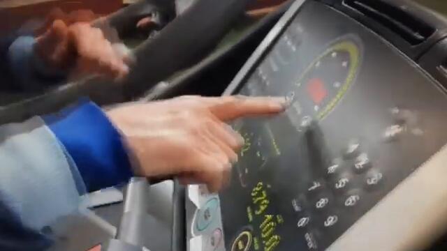 Човекът,който плюва по Гейове и Педали,но слуша Азис!