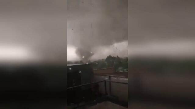 Apocalypse footage in Canada !! A huge tornado has destroyed the city of Barrie !