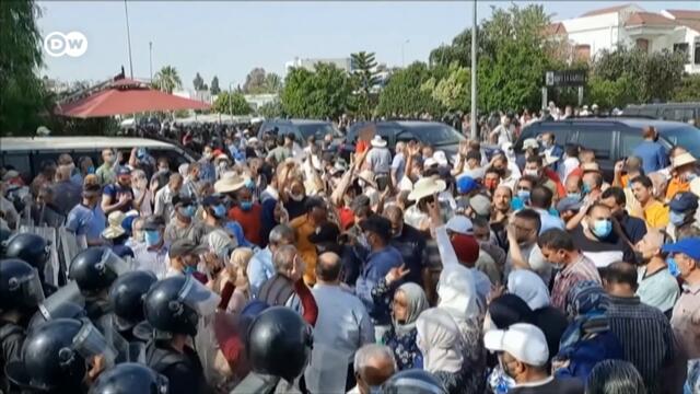 Tunisia on edge as president suspends government | DW News