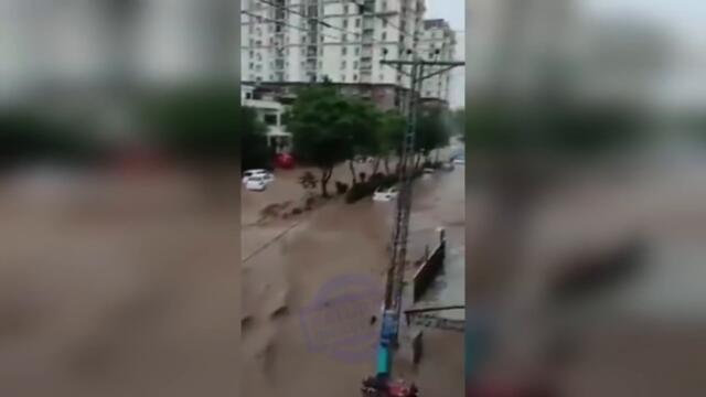 Chaos in Pakistan! Devastating flood destroys buildings and takes away cars in Islamabad!