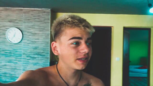 2 ИДИОТА И 2 МОМИЧЕТА