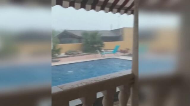 Apocalypse in Spain! Stones from the sky fall on cars and tear down the roofs of the house!