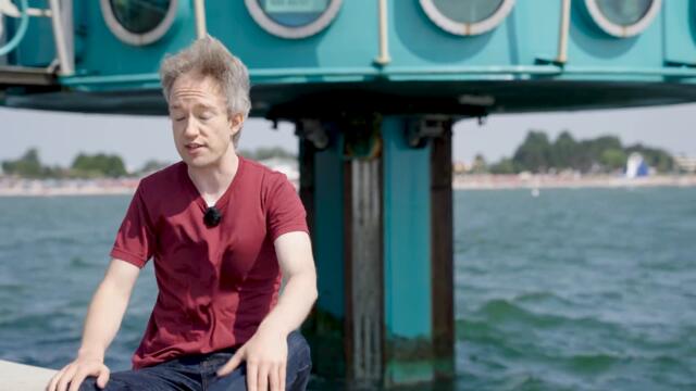 The diving gondola: a strange elevator to the ocean floor