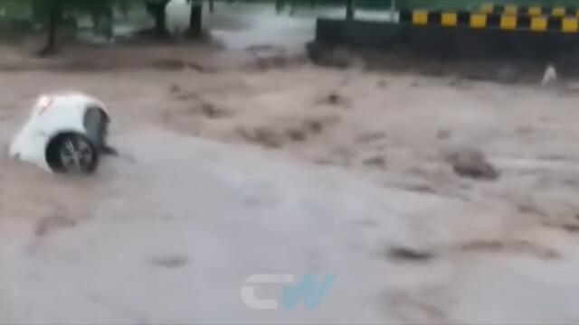 Apocalypse in Pakistan! Severe flooding destroys houses and takes away cars!