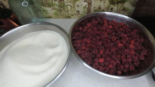 ВКУСНОЕ МАЛИНОВОЕ ВАРЕНЬЕ. Варить 10 минут.