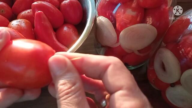 Прості рецепти.Солодкі мариновані помідори з цибулею.