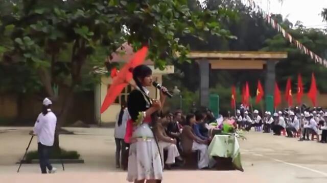 Cô giáo về bản Hmong nyab laj