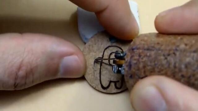 AMONG US PIROGRAFIA EM COLAR DE MADEIRA | ARTESANATO EM MADEIRA MDF | COLAR AMONG US #shorts