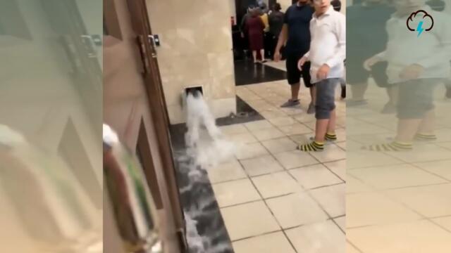 The city is sinking! Flooding Waters Rush into New York City Apartments