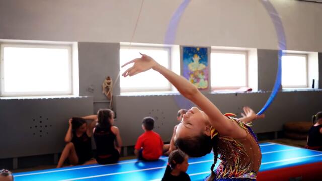 13 серия - "Тренер тяжело заболел", юмористического телесериала для подростков - "Хочу в Париж".