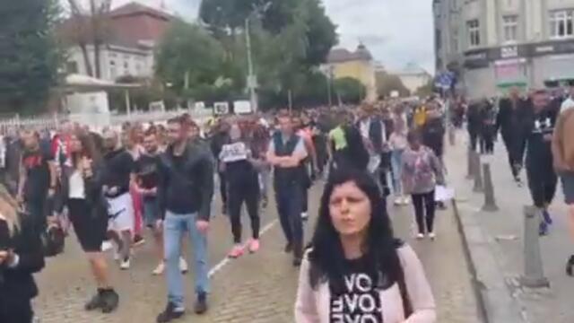 Засегнати от COVID-мерките изпълниха площада пред парламента