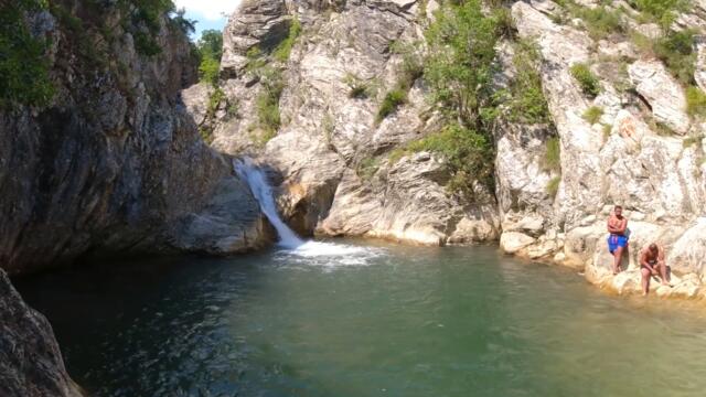 Скачаме от водопад Синия вир Медвен / Бърза разходка и прохладна вода