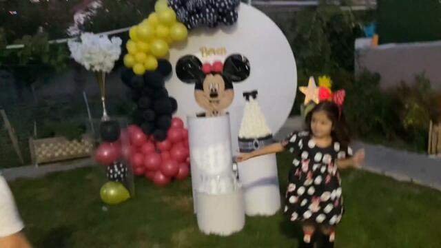 Mickey Mouse & Minnie Mouse Doğum Günü Partimiz | Batman ve LoL bebekli su baloncuklarıyla oynuyoruz