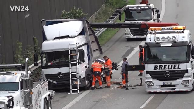 20.09.2021 - VN24 - Kranwagen prallt auf A1 bei Wuppertal in ein Pannen-LKW auf dem Standstreifen