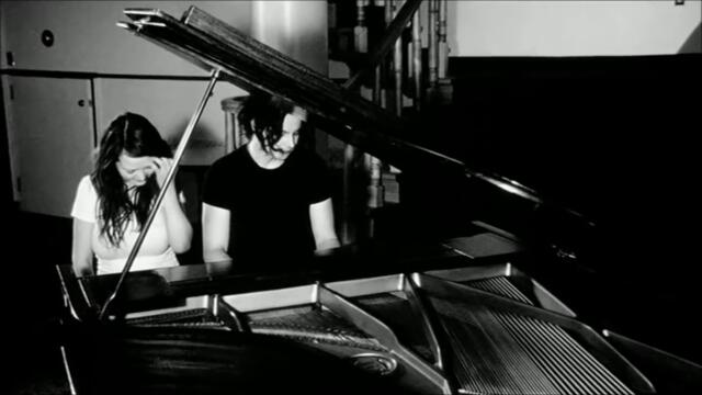 Jack White sings White Moon to Meg