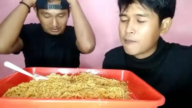 berantakan!! mukbang collab mie goreng bareng azis n2