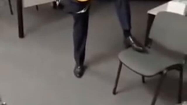 Президентът Румен Радев пее и свири на китара