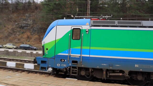 Бързият влак №2615 от София за Варна спира и тръгва от гара Лакатник...