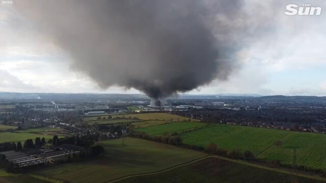 Firefighters battle HUGE blazing fire in Kidderminster