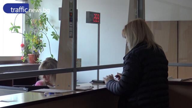 Онлайн или на гише в институциите? Как е по-удобно да се възползваме от дадена услуга