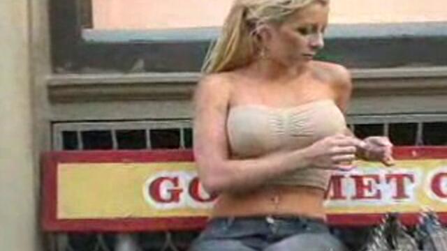 Супер секси слива ходи по улиците