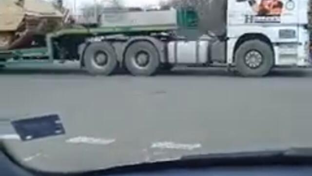 Танковете на платформи и военна полиция в Карнобат - сега 02.03.2022г.