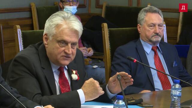 Пишат по чатовете - "Къде изчезна Бойко Рашков" и отдолу - "Пази паметника на Съветската армия"