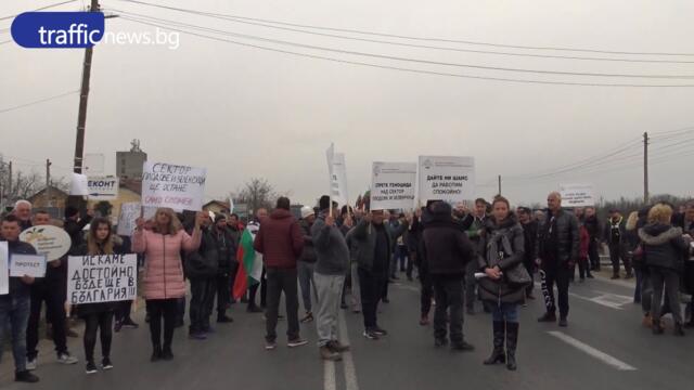 Протестиращи земеделци блокираха пътя Пловдив-Карлово