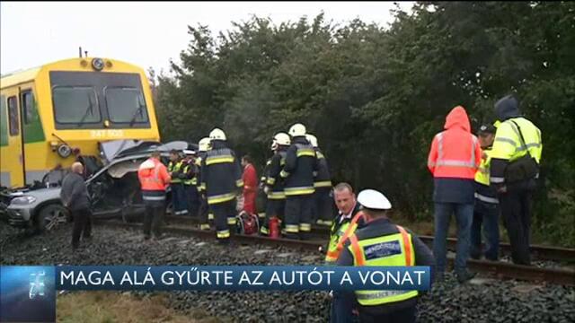 Maga alá gyűrte az autót a vonat