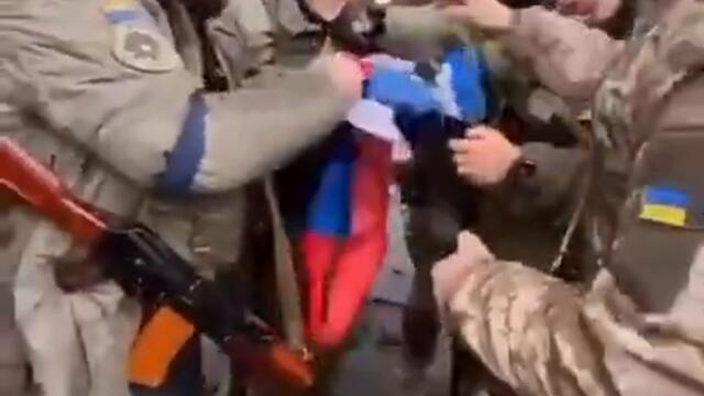 ‼🇬🇪🇺🇦Грузинские легионеры в освобождённом Гостомеле сожгли российский флаг🇷🇺🔥