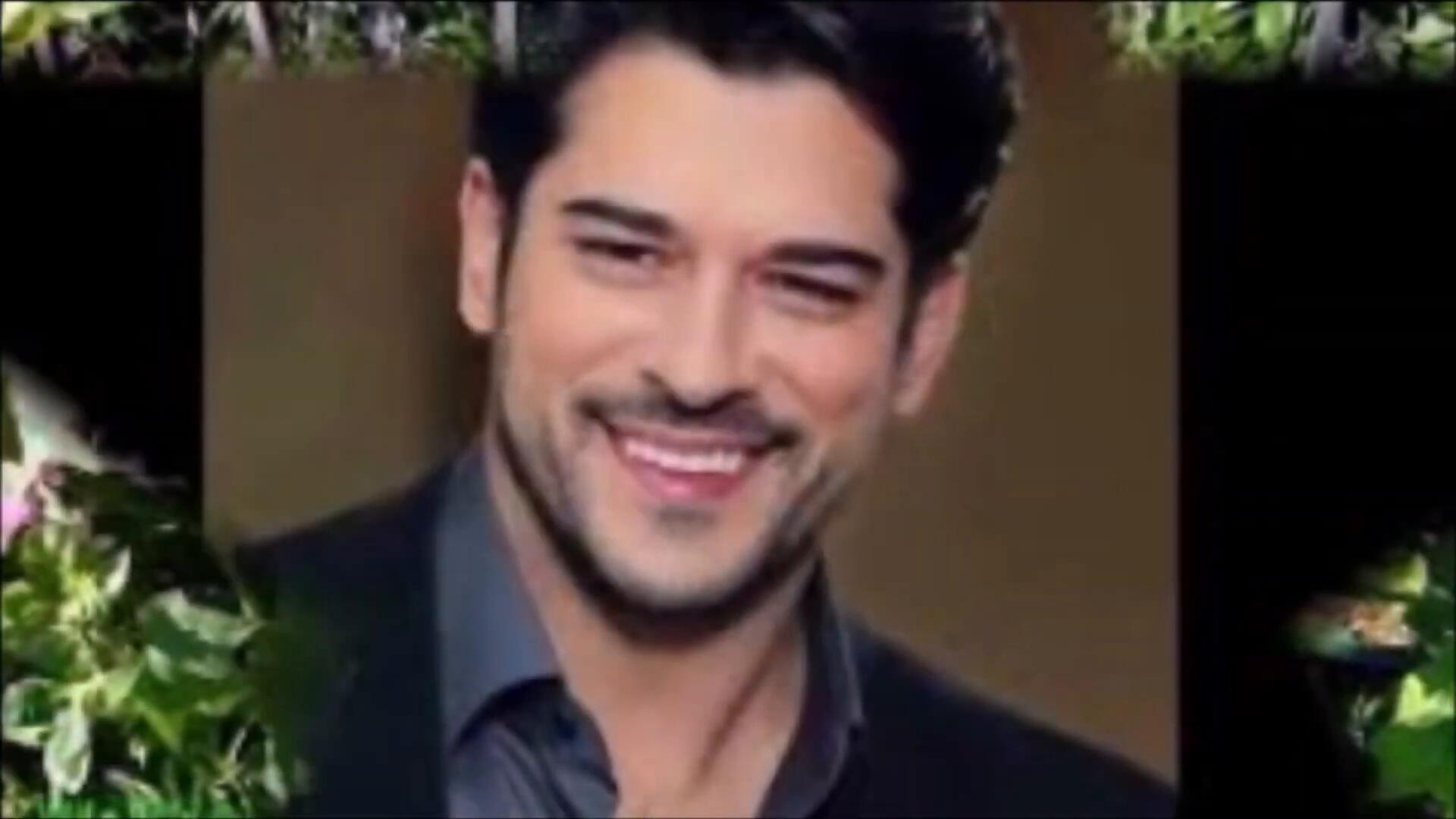 Турецкий актер бурак. Бурак цвет. Бурак озчивит с цветами в руках. Бурак озчивит 2024. Турецкий красавчик бурак озчивит.