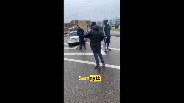 Polisbilar vandaliseras vid koranbränning i Skäggetorp - Linköping