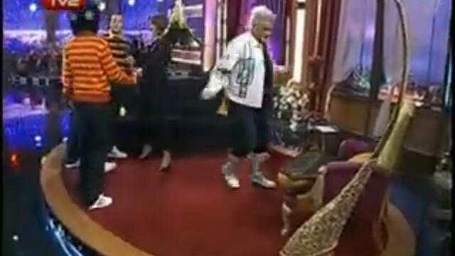 Групата в Шоуто на Азис