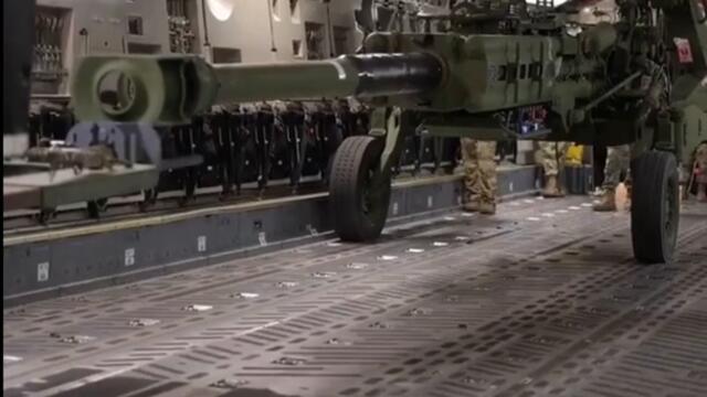 ⚡️На видео загрузка американских 155 мм гаубиц М777 для отправки в Украину