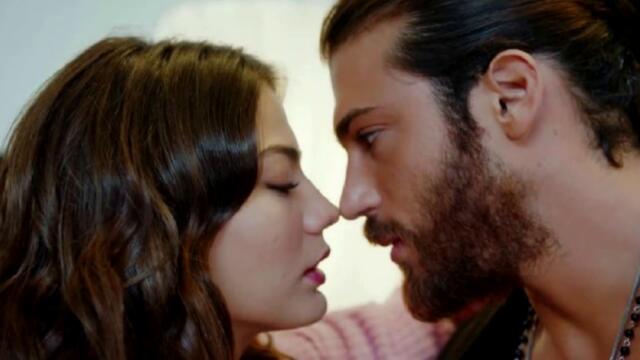 '¡Can Yaman, Demet Özdemir y Hande Erçel sorprenden! se conocieron en la cena juntos
