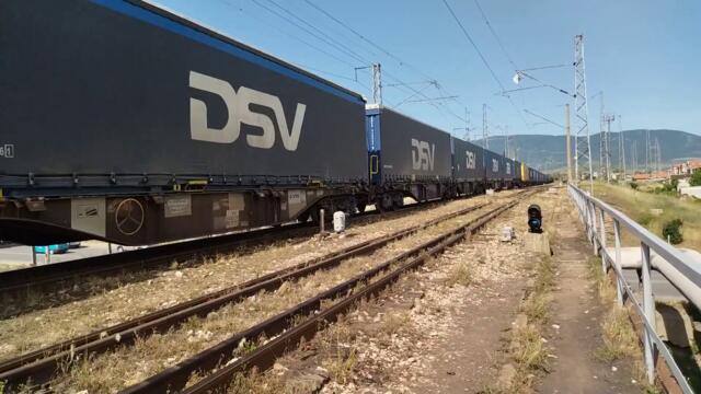Влак на Rail cargo carrier  заминава от гара Сливен