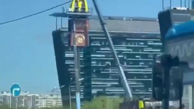 В Химках демонтируют логотип Макдоналдса  Видео из соцсетей