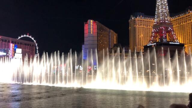 Полнолуние.  Эйфелева башня.  Фонтан