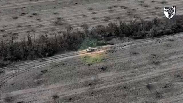 Ukraine 93rd mechanized brigade destroys a Russian tank with a Javelin anti-tank missile.