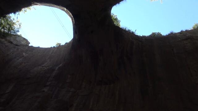 Пещера "Очите на Бог" - "Проходна", позната още и като "Божиите очи"