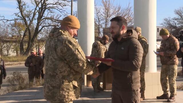 Президент України Володимир Зеленський вручив державні нагороди військовослужбовцям у Херсоні