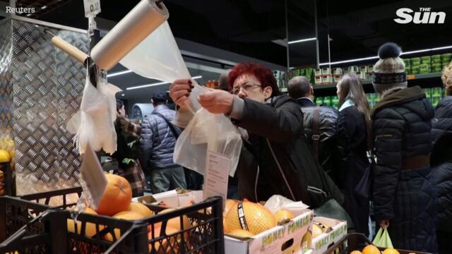 Kherson residents stock up as first Ukrainian supermarket opens
