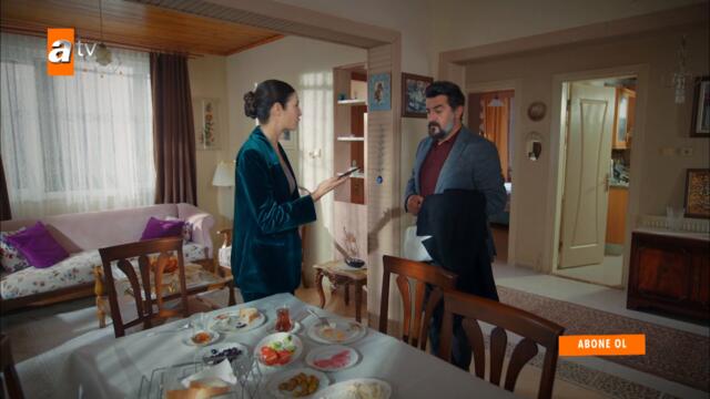 Suzan, Akif'in telefonuna gelen mesajı yakalıyor! - Kardeşlerim 68. Bölüm