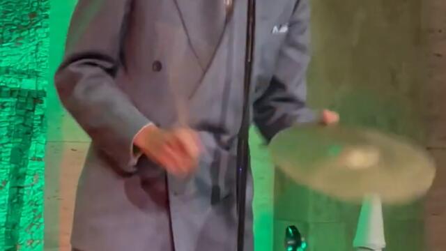 David Hermlin - Music goes round and round