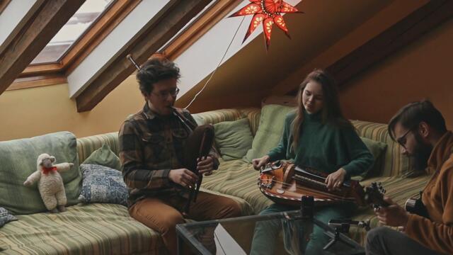 Un Jòune Pastre Somelhava (French Christmas tune) — Cornemuse, Hurdy-gurdy & Mandolin