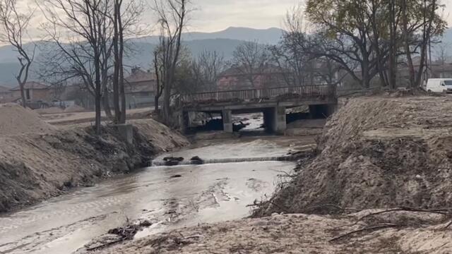 Семейство от наводненото Каравелово