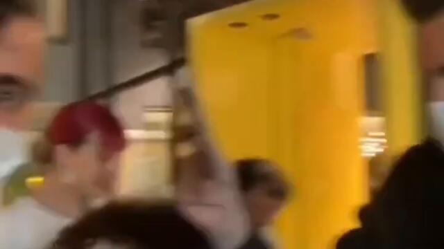 Постучи в мою дверь за кадром🥰